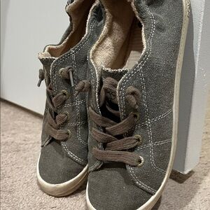 Roxy greenish colored Canvas Sneakers w matching laces